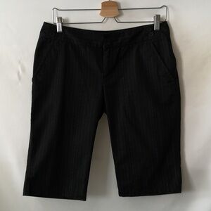 Women's The North Face Shorts (6) for Golfing or Biz Casual, Black Subtle Design